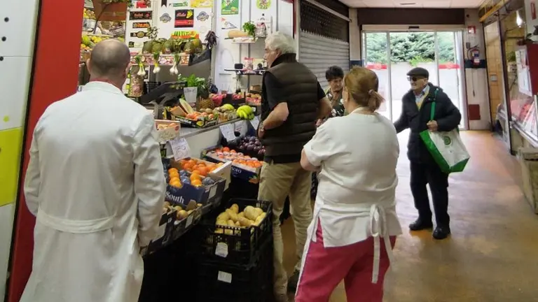 El portavoz del PRc, Jos&eacute; Mar&iacute;a Fuentes-Pila, visita a los comerciantes de Puertochico, en Santander.