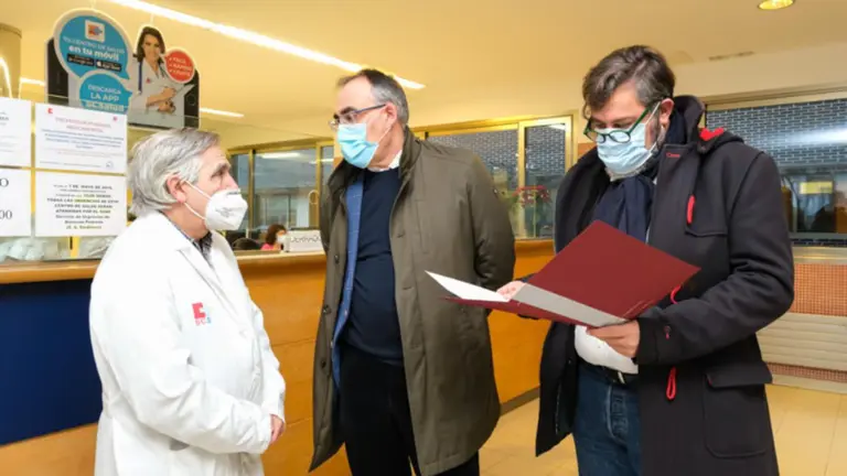 El consejero de Sanidad, Raúl Pesquera, en Puertochico