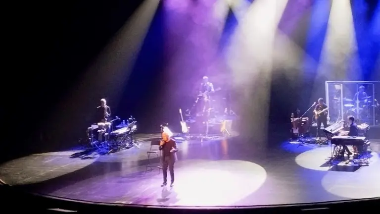 El cantante Víctor Manuel sobre el escenario.