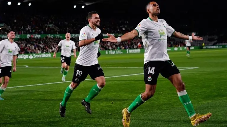 Mboule materializ&oacute; uno de los goles del Racing.