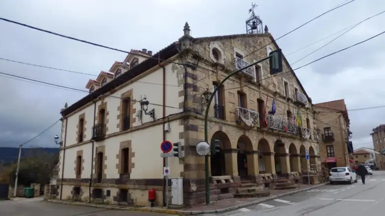 Vista del Consistorio de Valderredible. R.A.