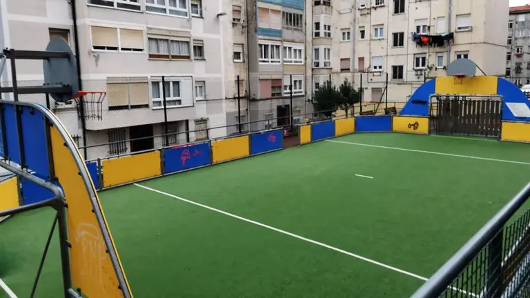 Pista deportiva polivalente causa de las quejas de los vecinos en Santander.