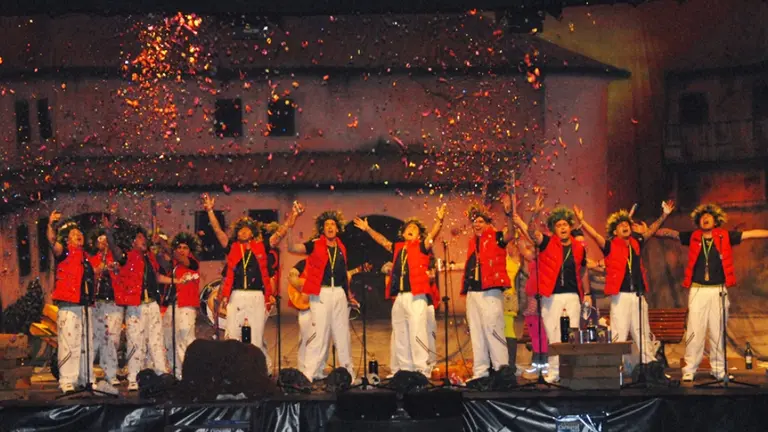 La murga Fr&aacute;gile en una de sus participaciones en el Carnaval. de Santo&ntilde;a.
