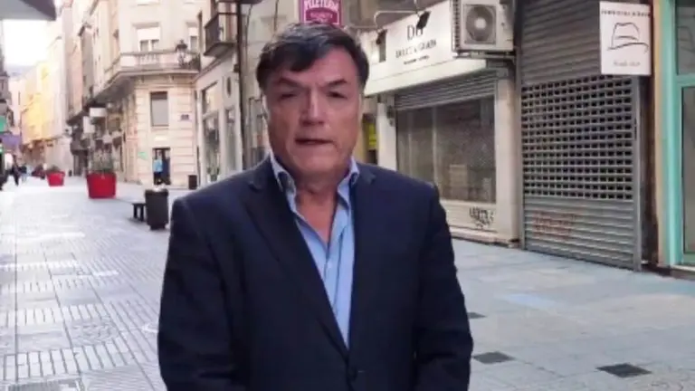 El portavoz de Vox en Santander, Guillermo P&eacute;rez-Cos&iacute;o, en la calle San Francisco.