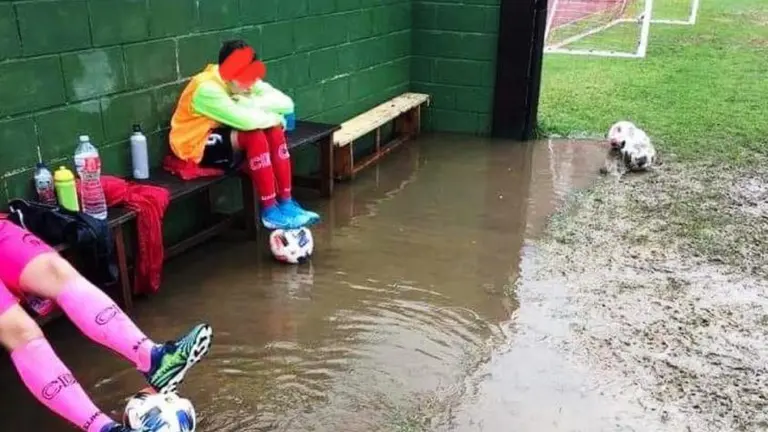 Condiciones en las que se encuentra en campo de f&uacute;tbol de Laredo.