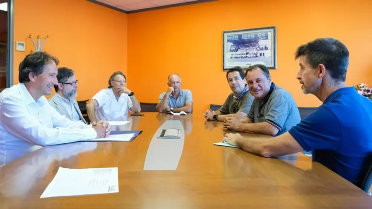 El portavoz del PRC, Fernando Palacio, en una reuni&oacute;n sobre las obras del puerto pesquero.