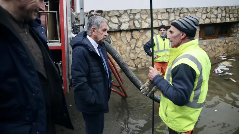 El presidente regional y el consejero de Obras Públicas en Liendo.