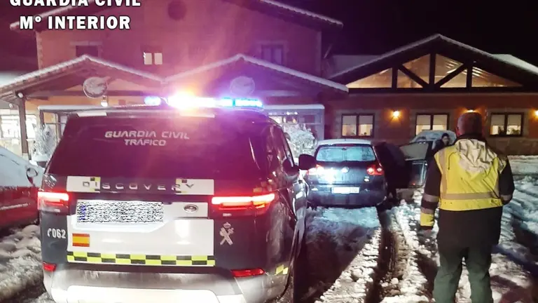 La Guardia Civil trasladó a los ocupantes de los turismos a Reinosa.