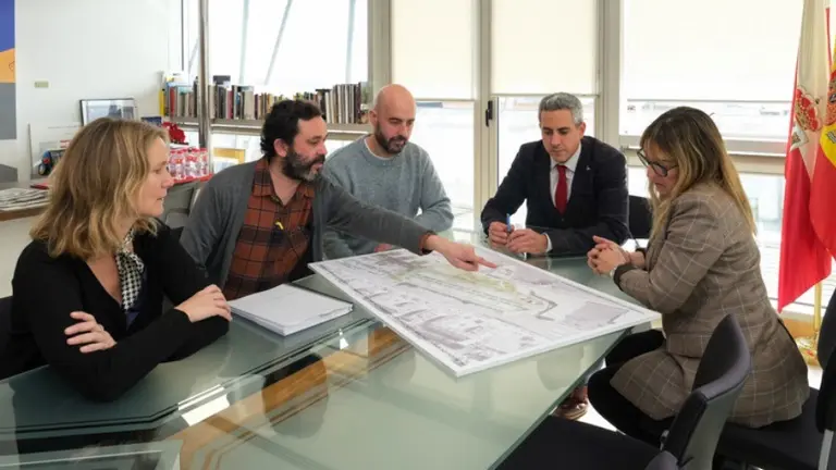 Reuni&oacute;n de los pol&iacute;ticos con los arquitectos.