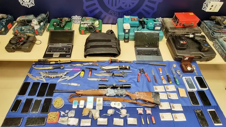 Armas y dinero incautado.