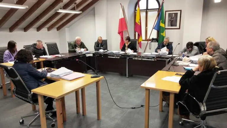 Concejales en el Pleno de Guriezo. R.A.