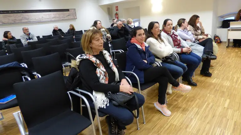 Los comerciantes del Mercado de Abastos asistieron al Pleno. R.A.