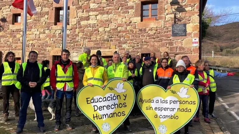Los caminantes en el Consistorio de Pesquera.