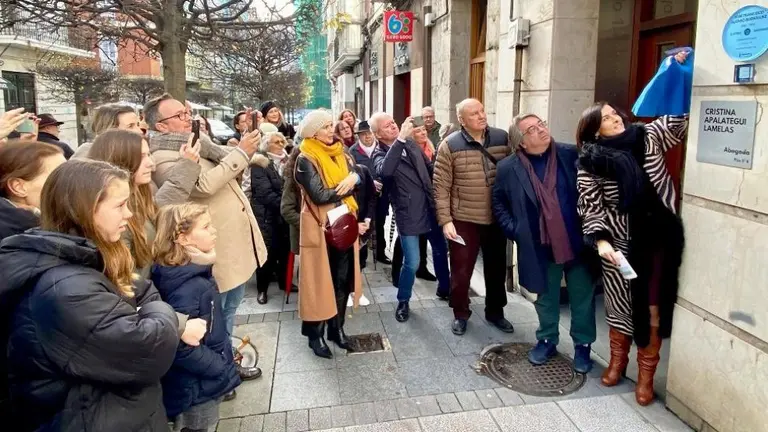 Un momento del descubrimiento de la placa en Santander.