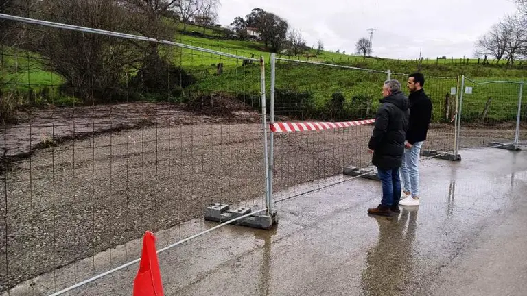 Las autoridades políticas visitaron las obras en ejecución en Beranga.