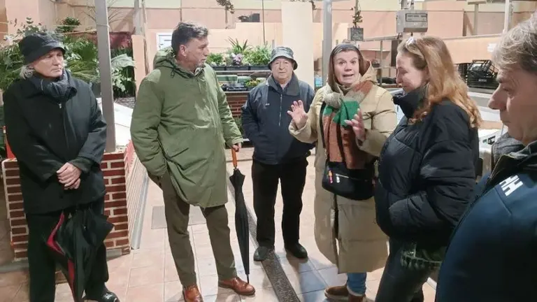 Representantes de Vox en el Marcado Municipal de Abastos de Laredo.