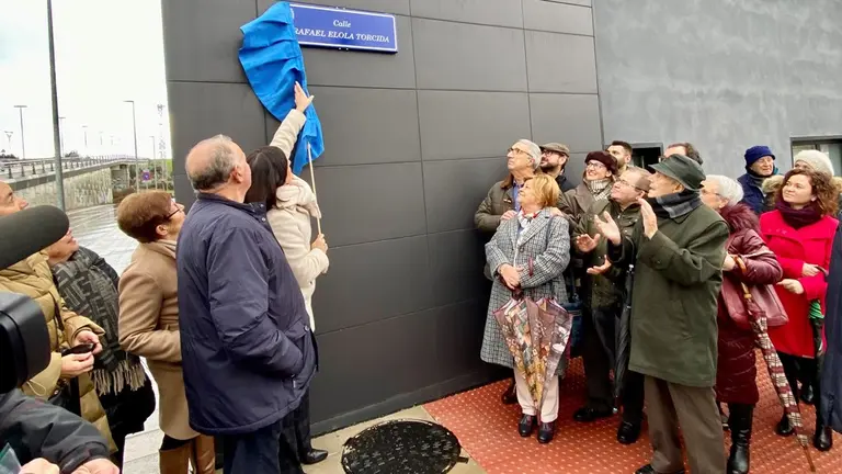 Descubrimiento de la placa de la calle en Pe&ntilde;acastillo, en Santander.