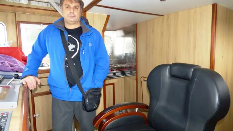 Pedro Pardo en su embarcación en el puerto de Laredo. R.A.