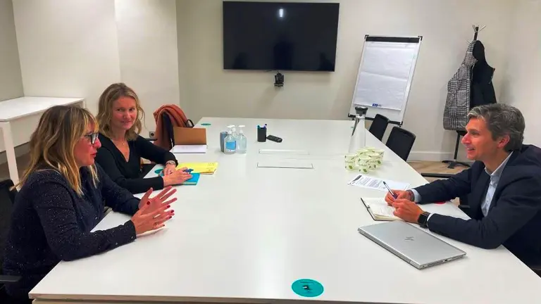 Reunión entre la consejera de Políticas Sociales de Cantabria y la Sareb.