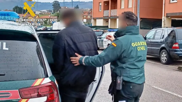 Uno de los detenidos por la Guardia Civil.