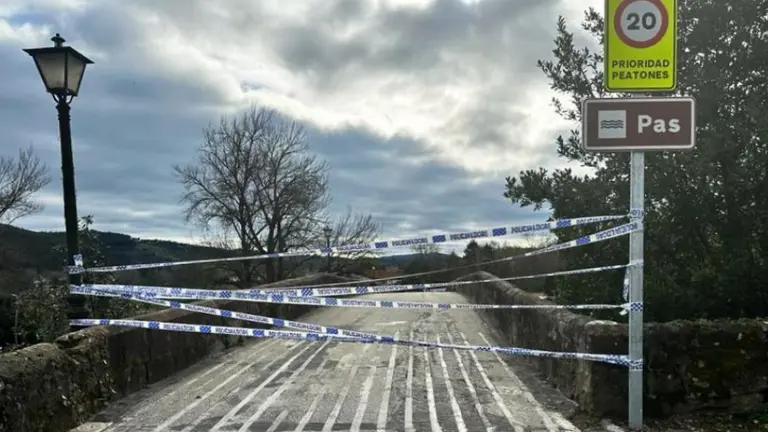 Vista del Puente Viejo cerrado en Piélagos.