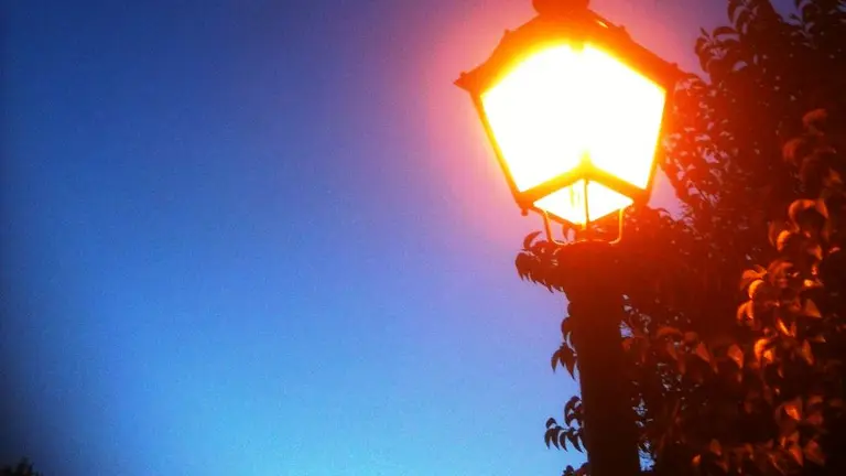 Luminarias en el parque de la Planchada en El Astillero.