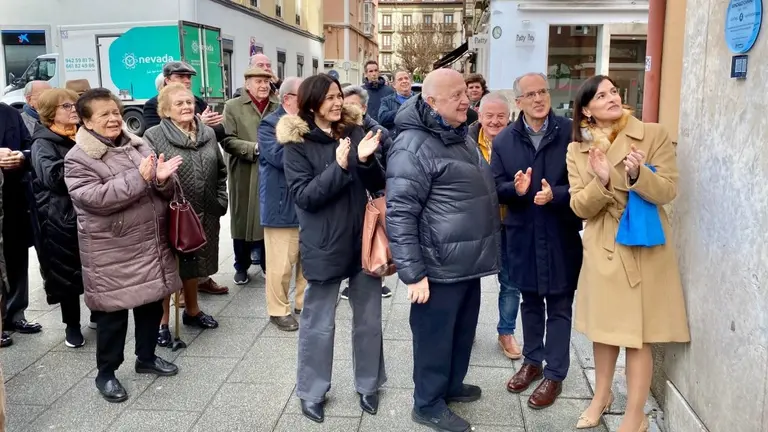 Un momento del descubrimiento de la placa en Santander.
