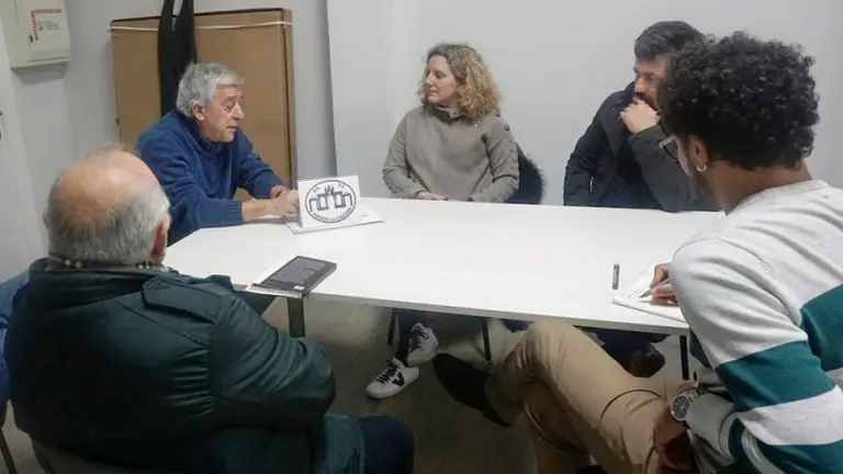 Reuni&oacute;n de IU de Santander con Amigos de Cazoña.