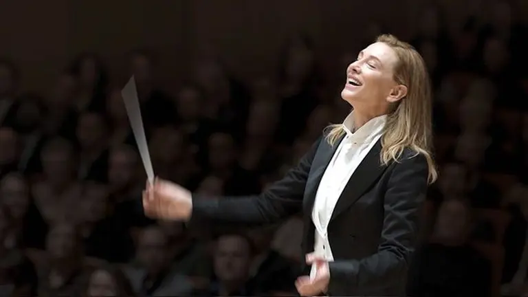 La actriz durante la dirección de la Orquesta