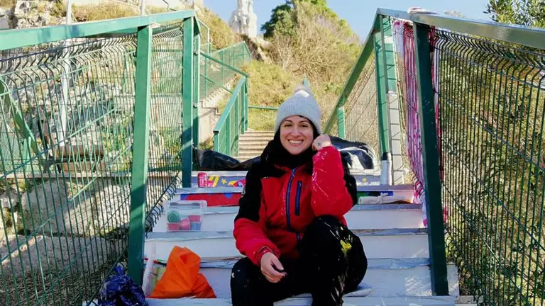 Pili García durante los trabajos en las escaleras de Santoña. Nyka Goicoechea