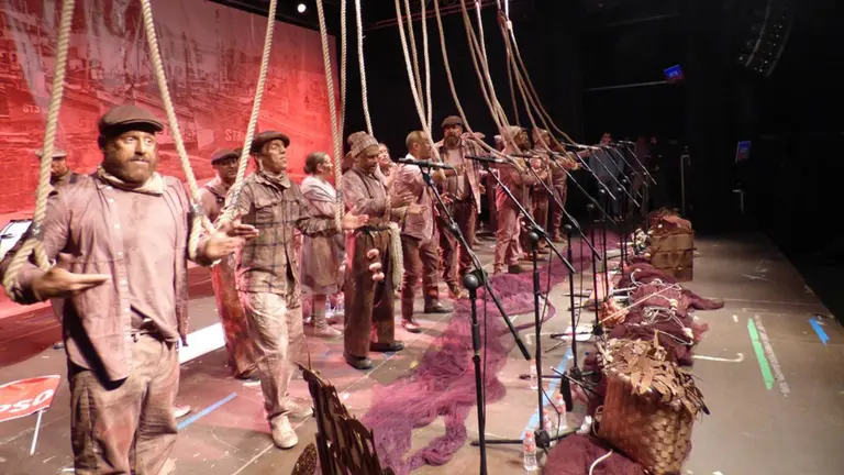 Los pescadores y rederas de Los Fr&aacute;gile en un momento de la actuaci&oacute;n de ayer en Santo&ntilde;a. R.A.