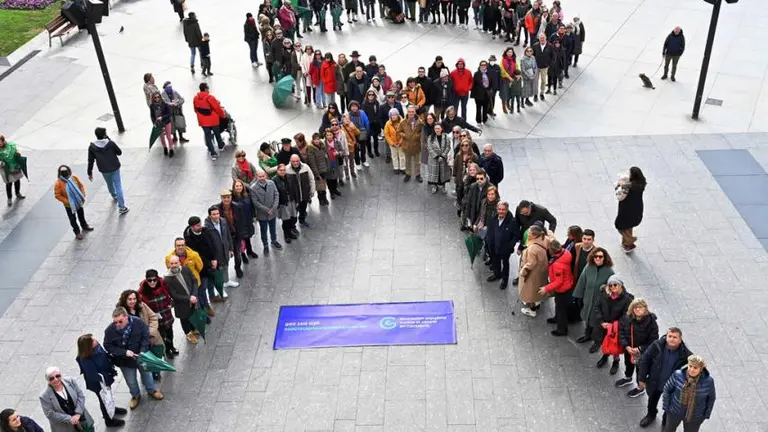 Lazo humano en la Plaza del Ayuntamiento de Santander.
