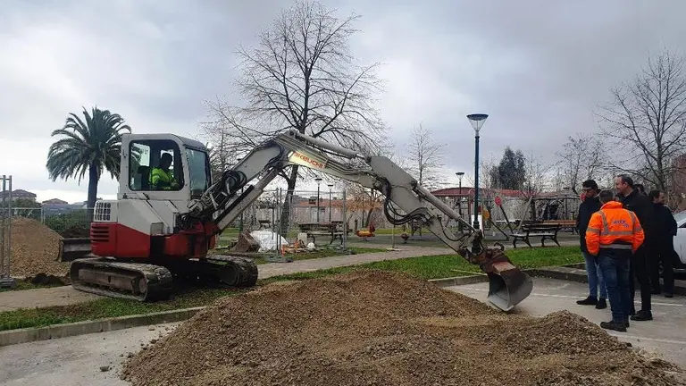Obras en la pista deportiva multiusos en Torrelavega.