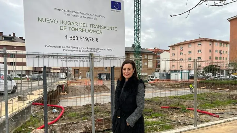 La portavoz del PP, Marta Fernández, junto a las obras.