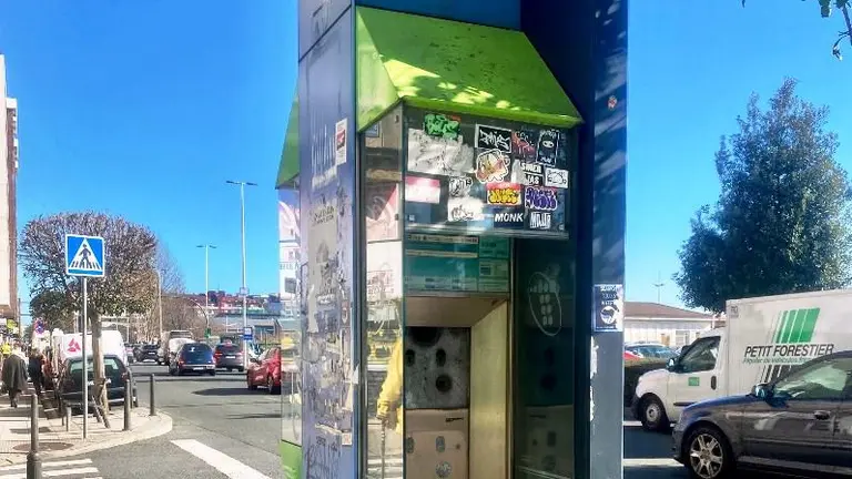 Cabina telef&oacute;nica en la v&iacute;a p&uacute;blica de Santander.