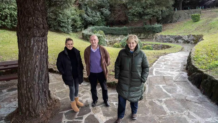 Visita de la alcaldesa y autoridades políticas a la fuente en Camargo.