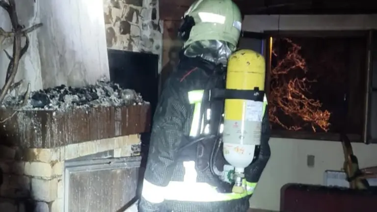 Los Bomberos en el interior de la vivienda.