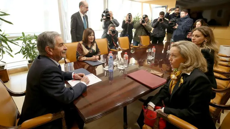 Reunión entre el presidnete cántabros, Miguel Ángel Revilla, y la ministra Nadia Calviño.