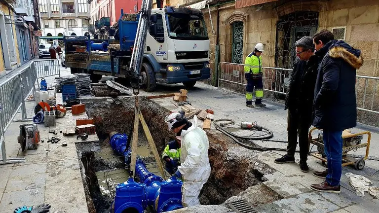 Obras en la tubería de la calle Alonso Astulez, en Torrelavega.