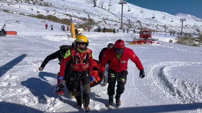 Un momento de la evacuación del esquiador.