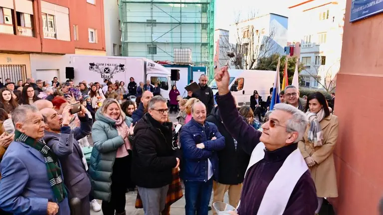 Un momento del descubrimiento de la placa en honor a C&eacute;sar de la Campa