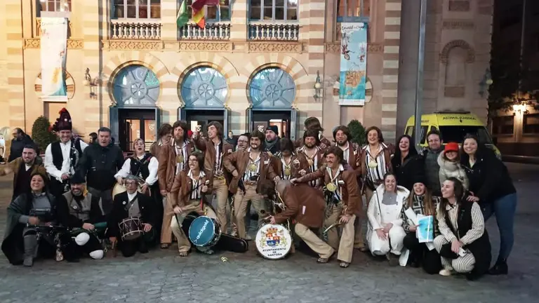 La Chirigota de Santo&ntilde;a fuera del Gran Teatro de Falla.