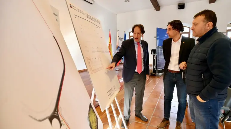 El consejero de Obras Públicas con los alcaldes de Marina de Cudeyo y El Astillero.