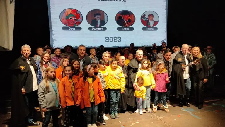 Autoridades pol&iacute;ticas, pregoneros y acompa&ntilde;antes en el preg&oacute;n del Carnaval de Santo&ntilde;a 2023. nyka Goicoechea