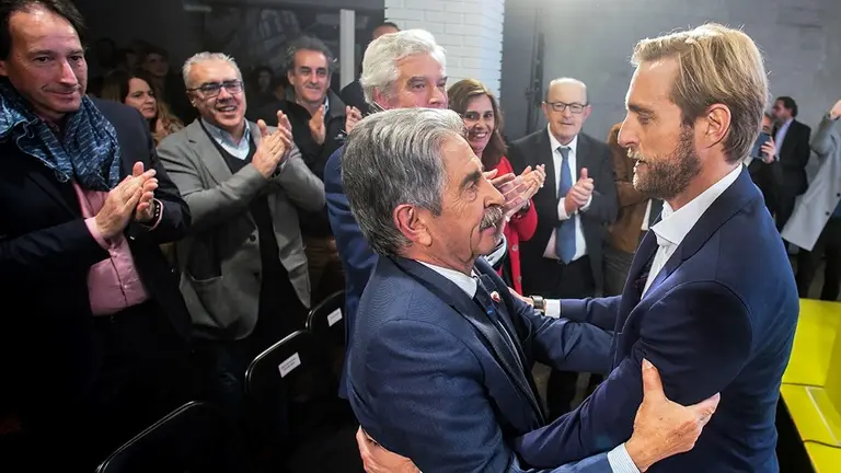 Revilla saluda al candidato a la Alcald&iacute;a de Santander, Felipe Pi&ntilde;a.