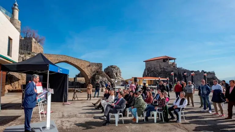 Revilla en la presentaci&oacute;n en Castro Urdiales.