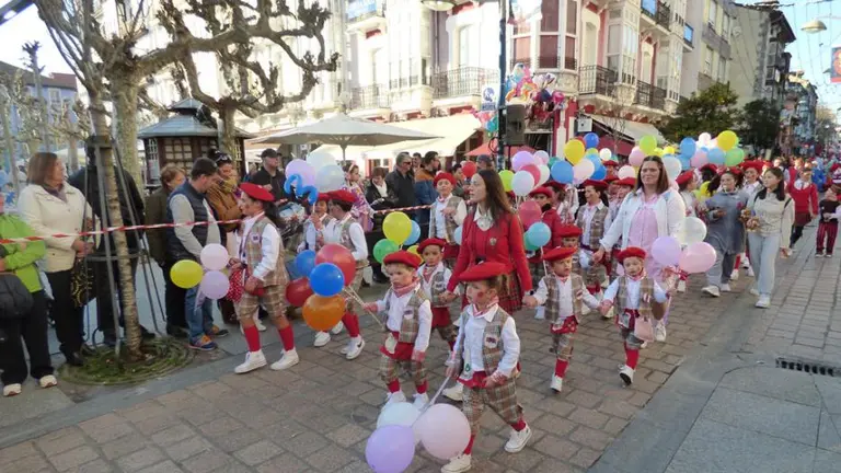 Desfile infantil en Santo&ntilde;a. R.A.