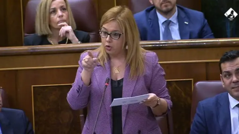 El PP acusa a la ministra de ocultar el escándalo de los trenes.