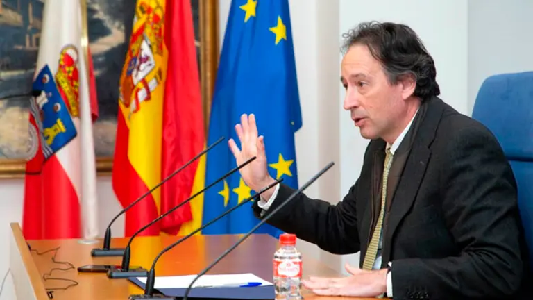 El consejero de Obras Públicas, Ordenación del Territorio y Urbanismo, José Luis Gochicoa, comparece sobre la investigación iniciada en la sede de la Consejería.