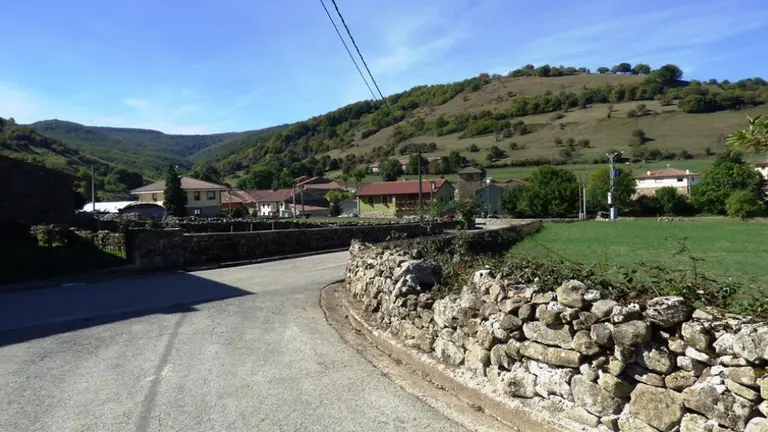 Carretera en San Miguel Aguayo. R.A.